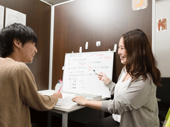 1対1の個別指導をメインに行っています