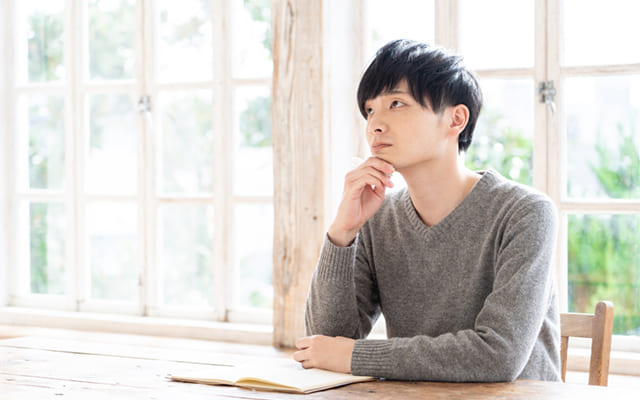 考えている男性