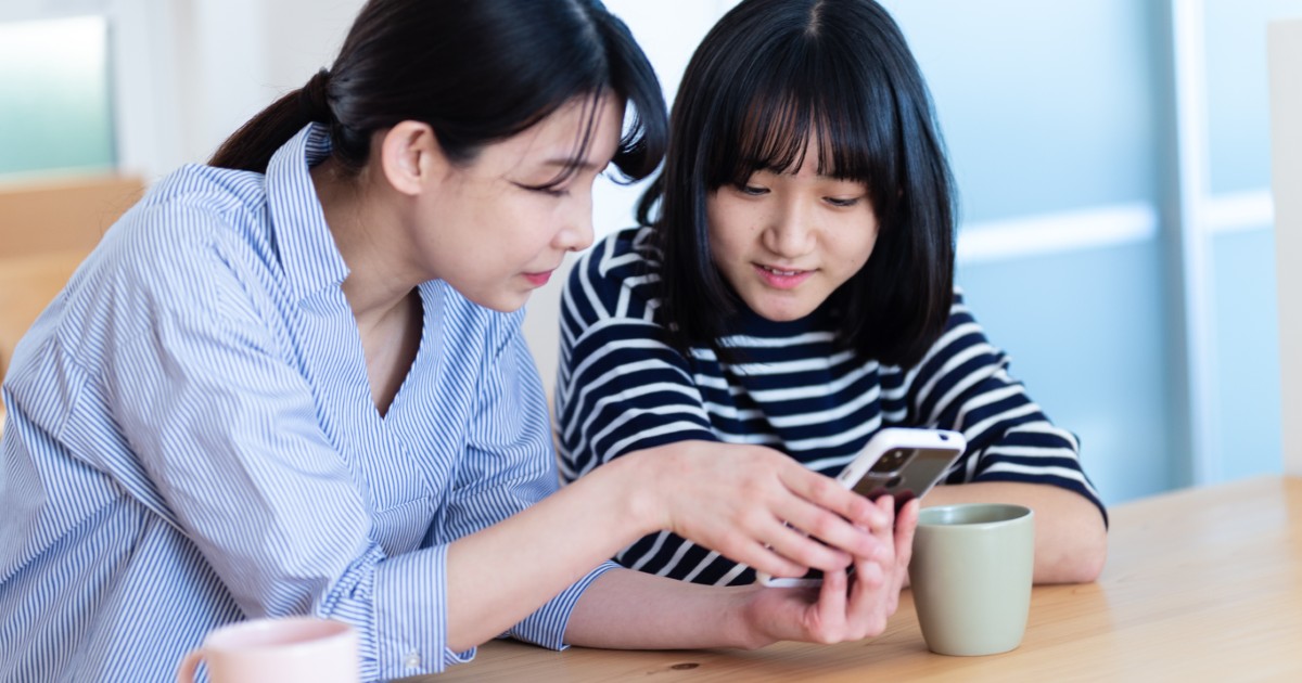 話をする母と娘